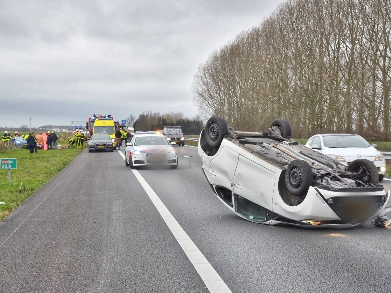 Auto over de kop bij A59 Maasroute in Terheijden (Foto: Tom van der Put / SQ Vision Mediaprodukties)