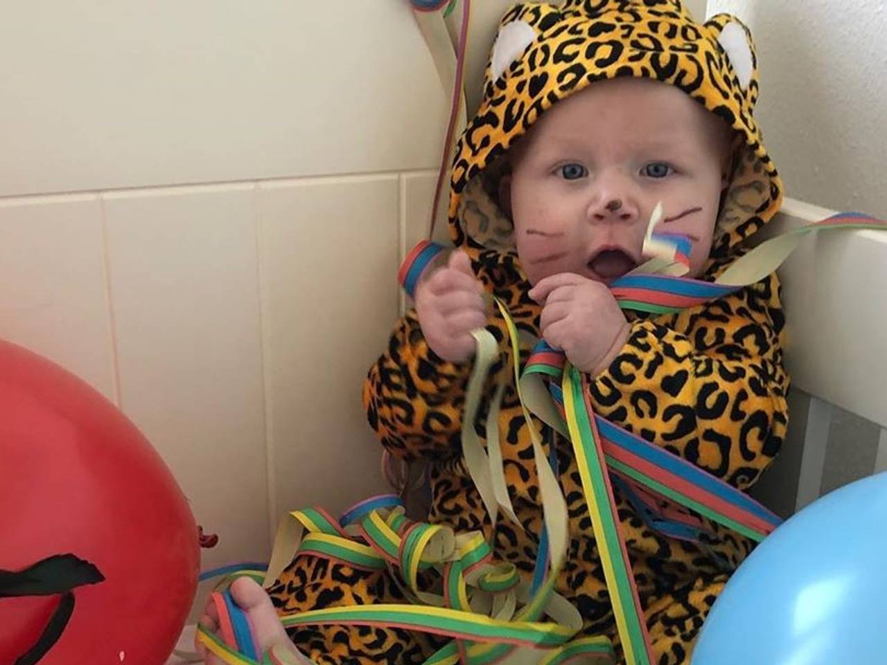 Prins Huub mag als verrassing met zijn zoon Prins Job mee op de wagen.