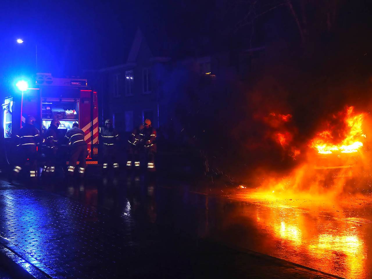 Zaterdagnacht ging een auto aan de Molenstraat in Oss in vlammen op. (Foto: Gabor Heeres)