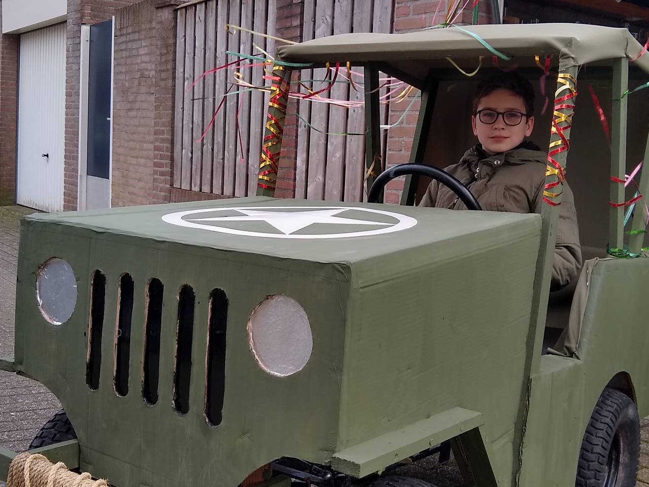 Sam in zijn zelfgebouwde wagen (foto: Thijs Eerden)