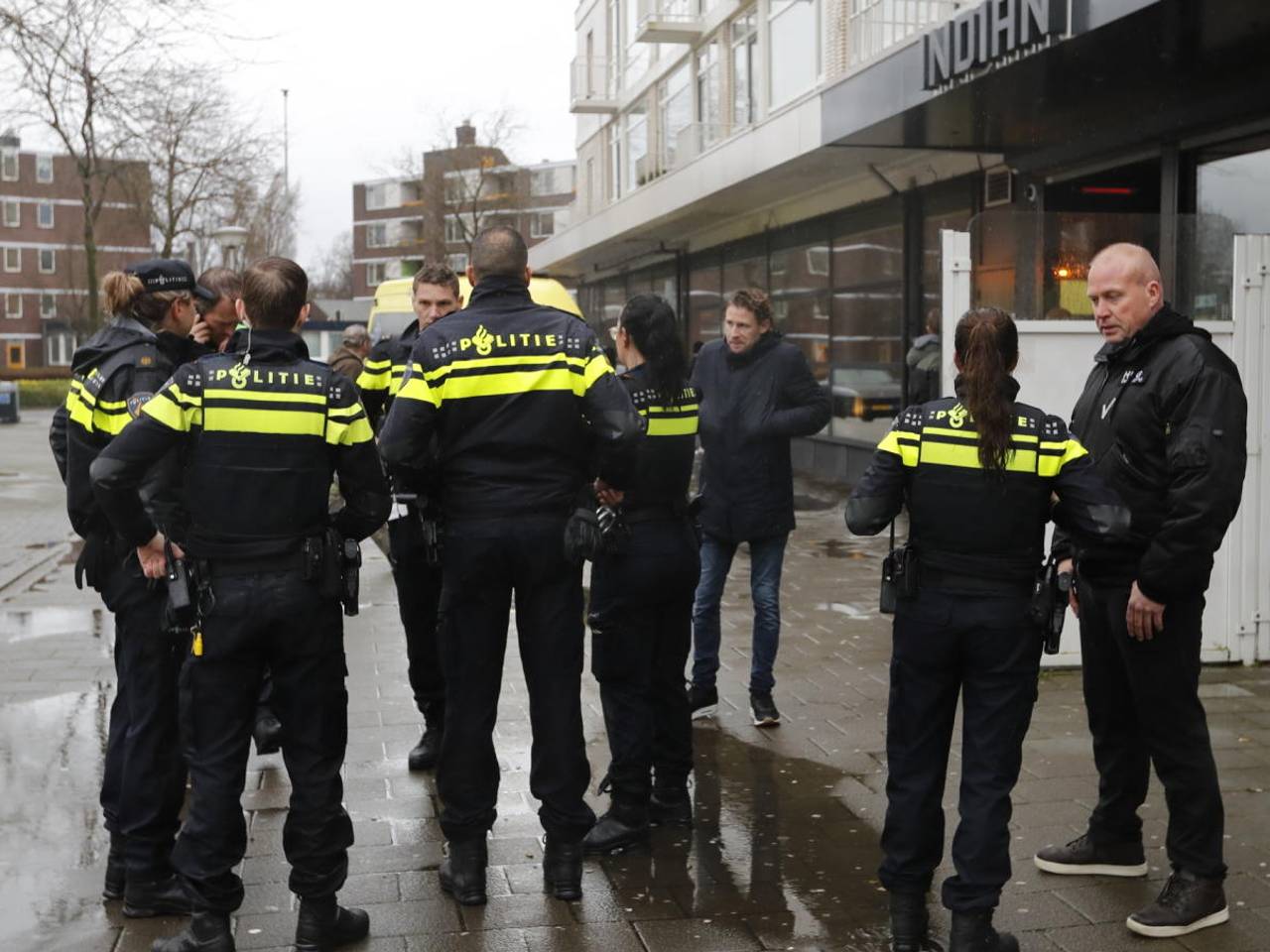 Veel politie bij de steekpartij (foto: Dave Hendriks/SQ Vision)