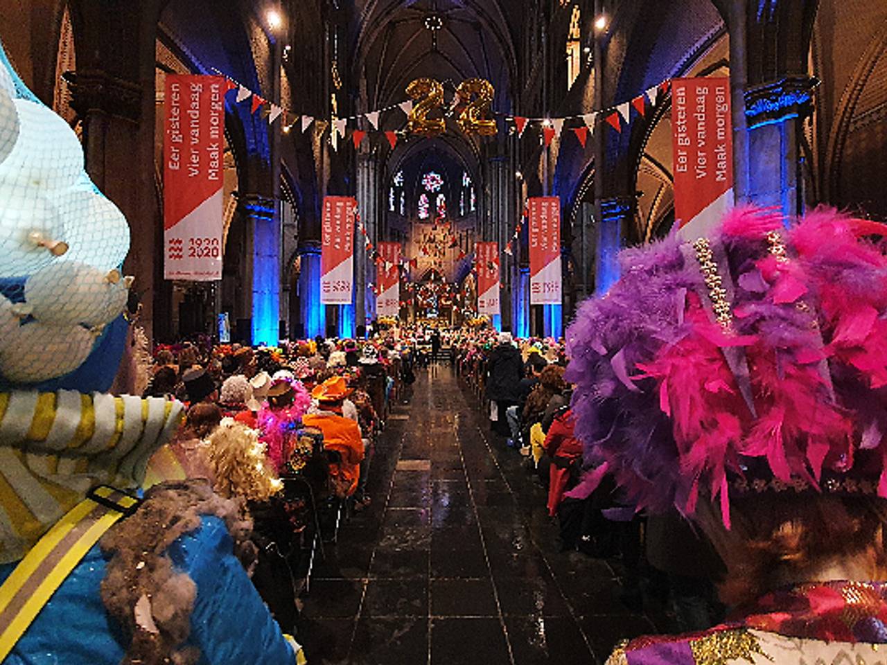 De drukbezochte Lampegatse Carnavalsmis (Foto: Colin Beijk).