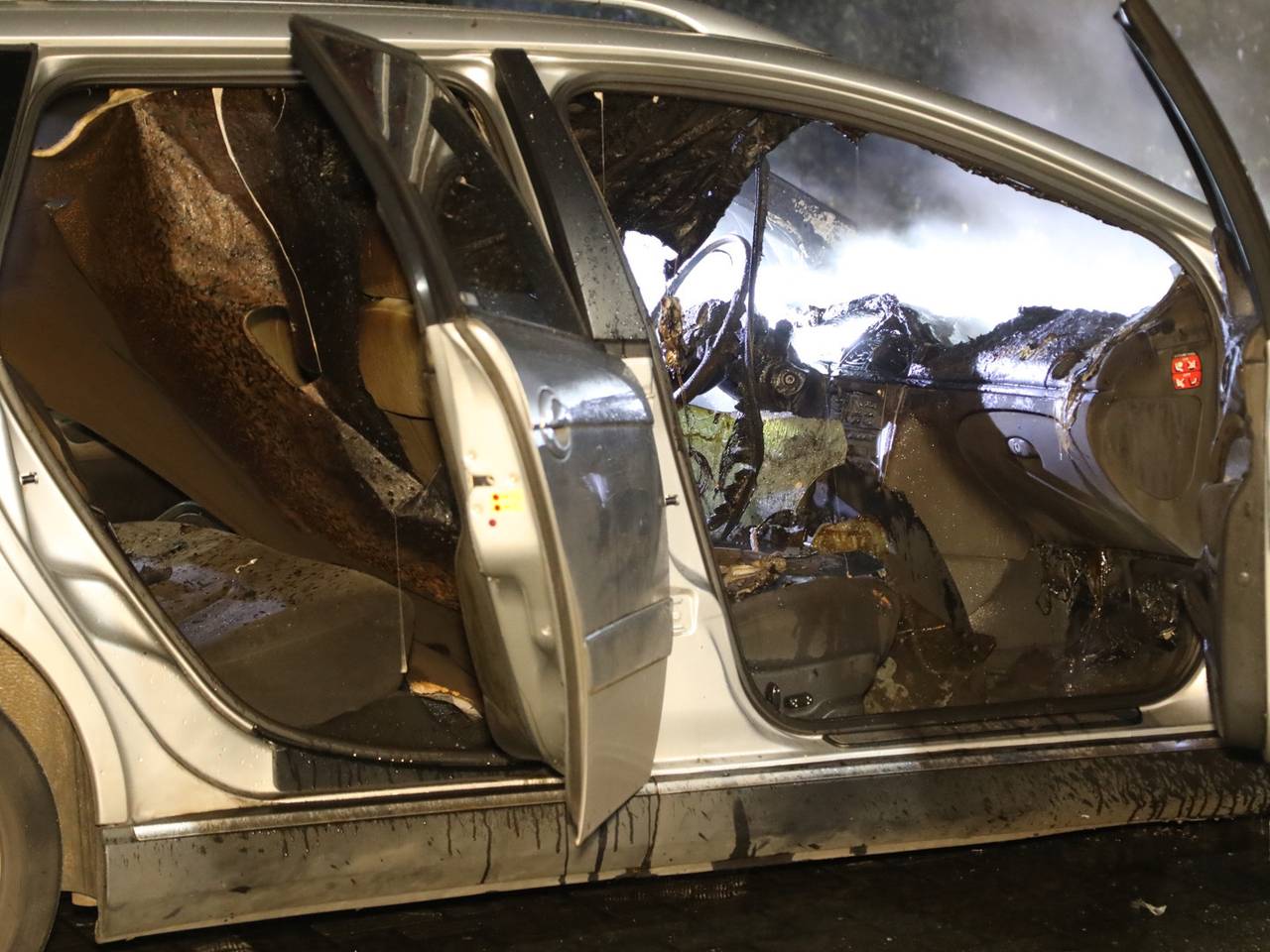 De auto van een invalide man maandagochtend in vlammen opgegaan in Berghem. De auto was geparkeerd op een parkeerplaats voor invaliden.
