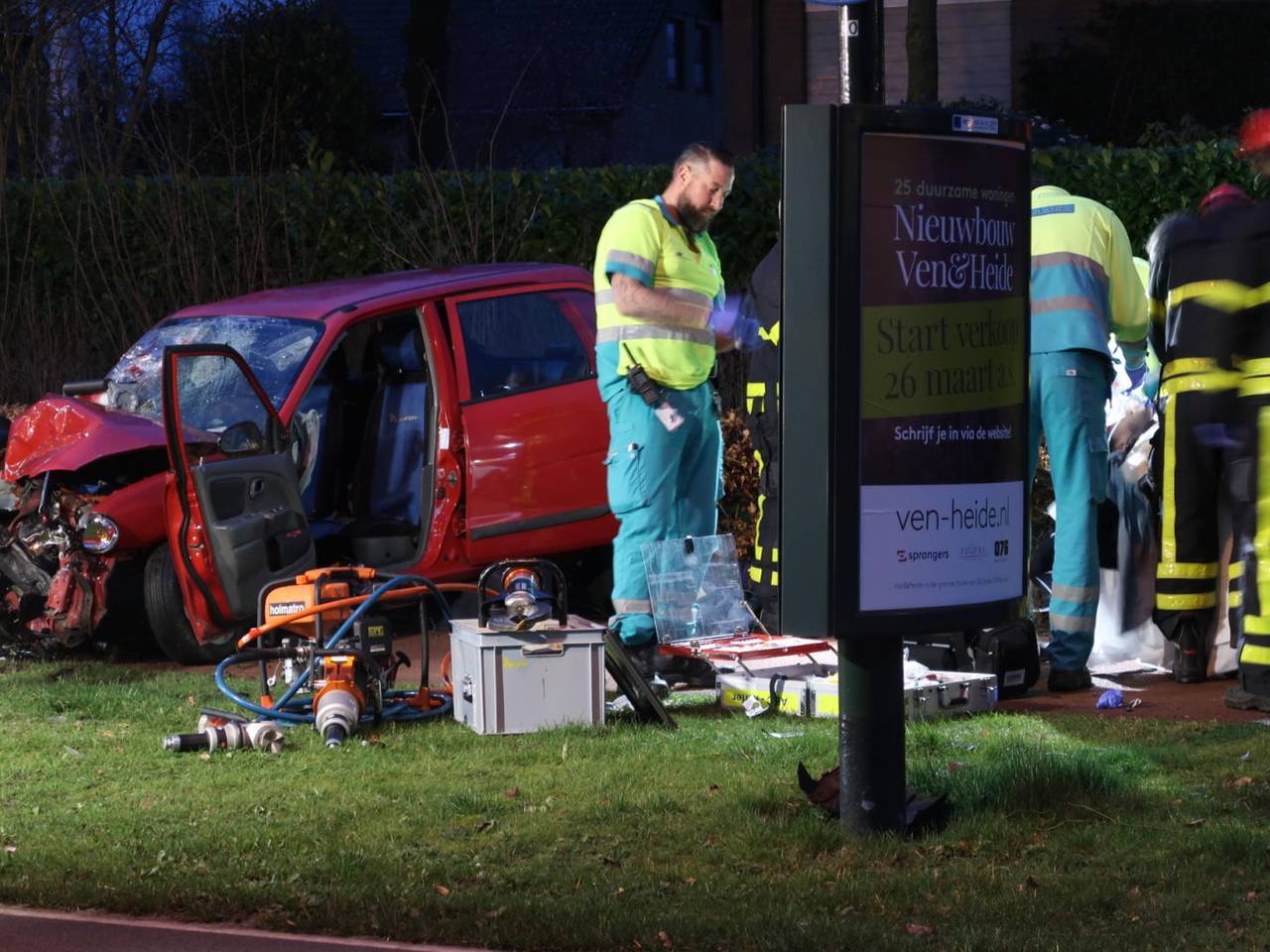 Na het ongeluk in Etten-Leur werden veel hulpdiensten opgeroepen. (Foto: Perry Roovers)