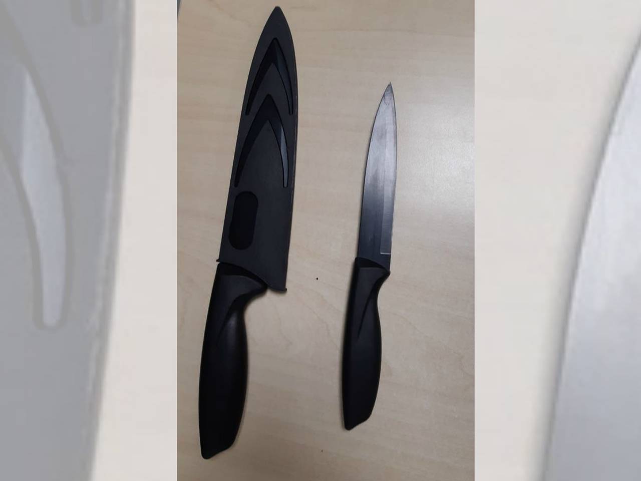 De jongen had twee grote messen bij zich. (Foto: Politie)