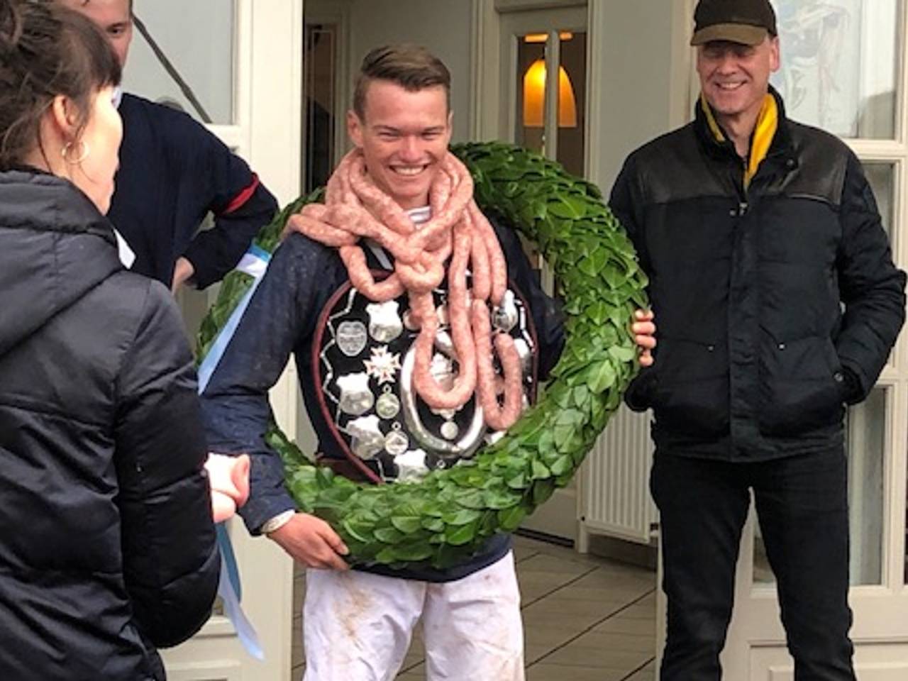 Winnaar Gijs Snijders (met worst).