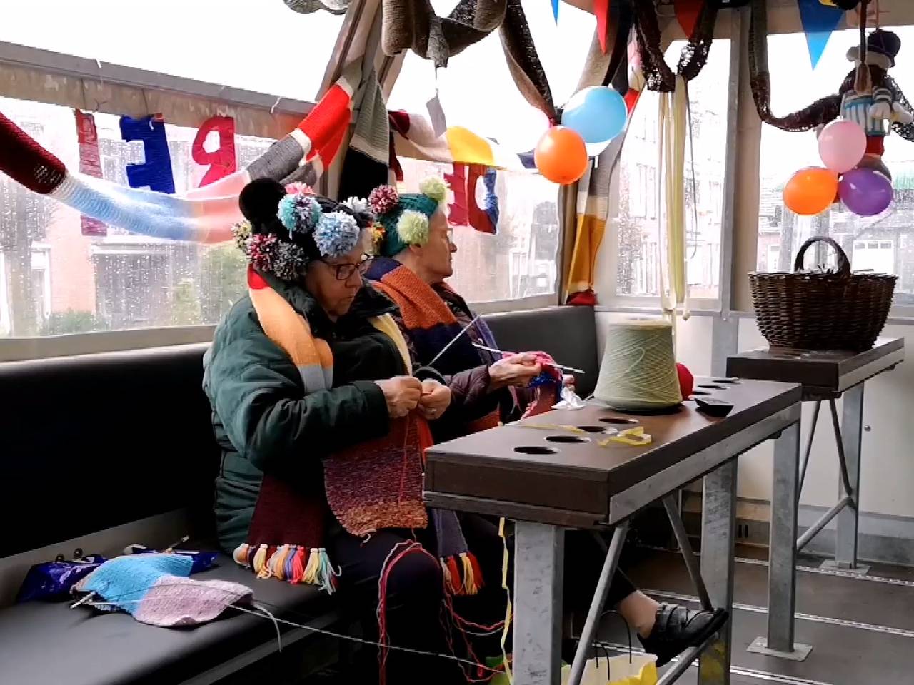 Recordpoging carnavalssjaal tijdens optocht in Asten (foto: Omroep Brabant).