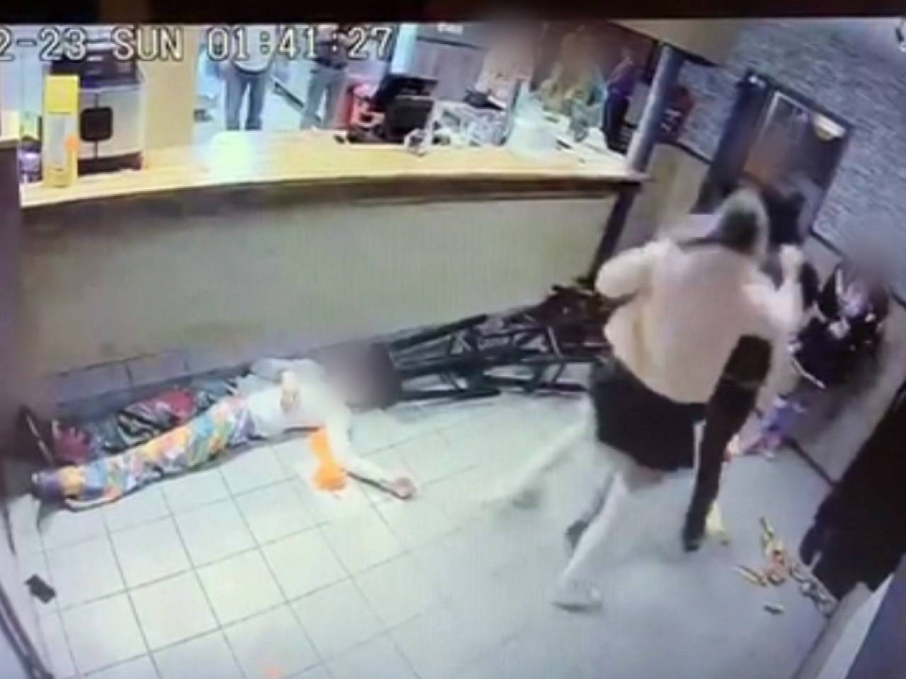 Man bewusteloos geslagen tijdens massale vechtpartij in cafetaria, camera registreert totale chaos