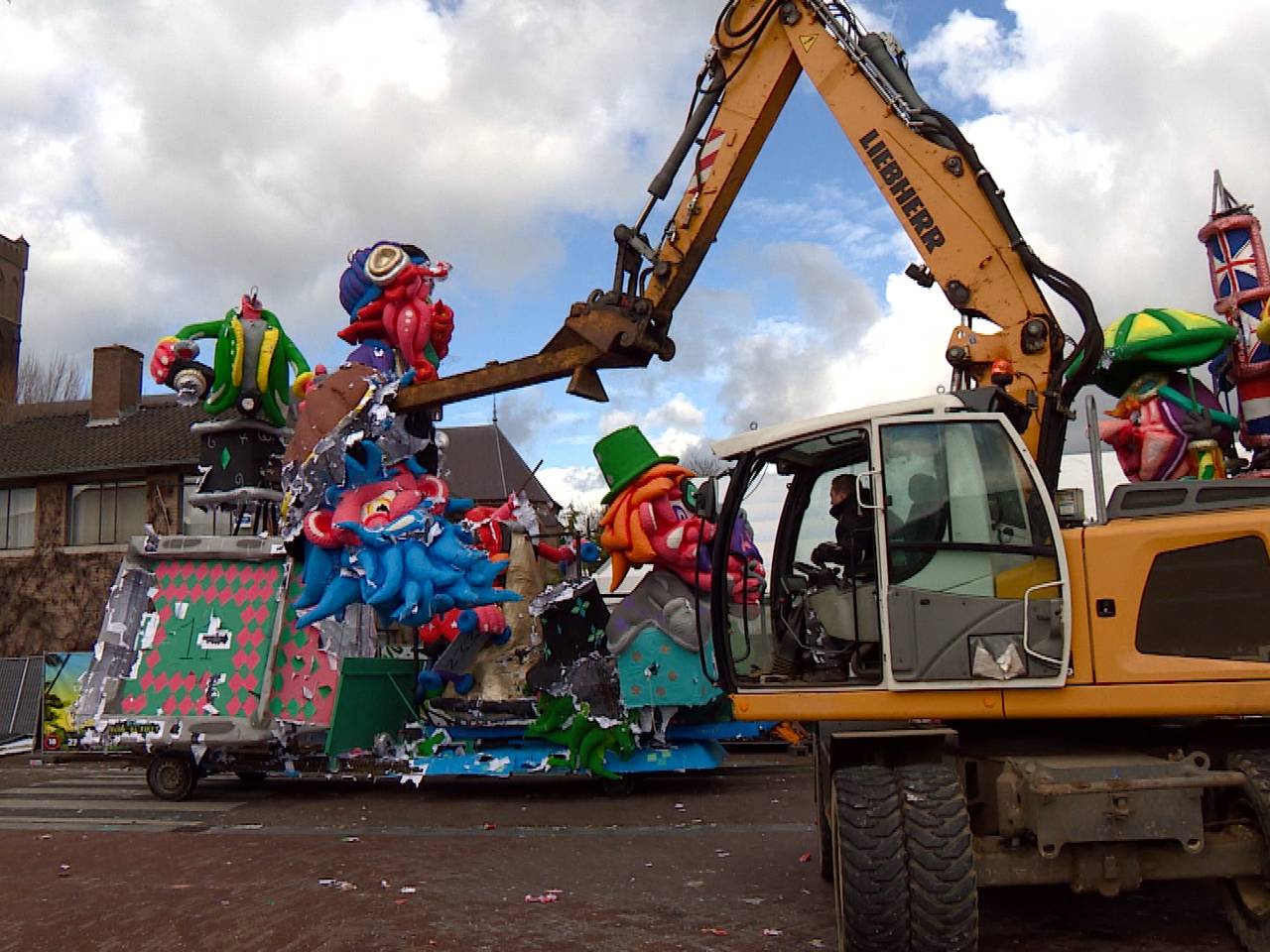 Carnavalswagens worden traditioneel gesloopt