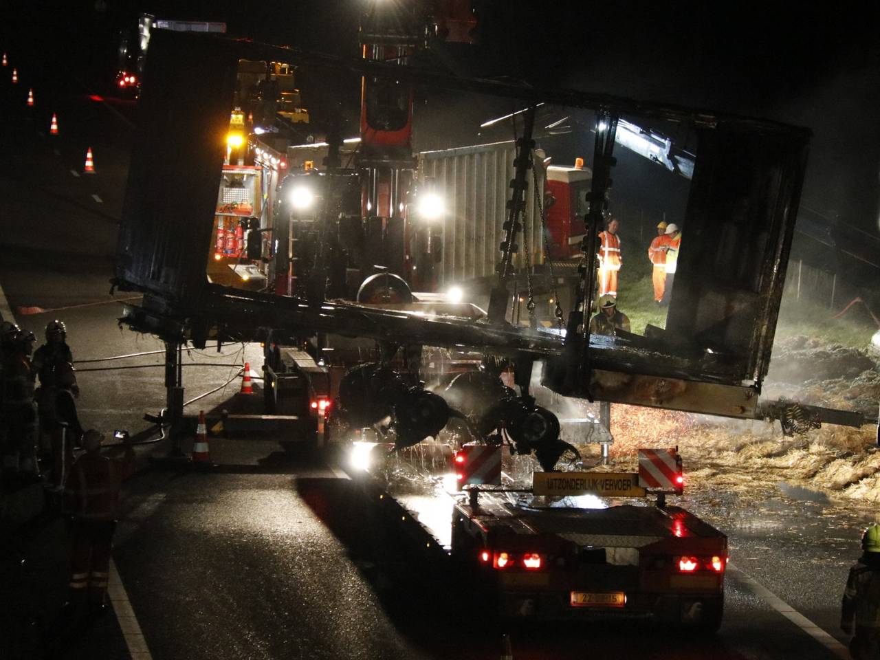 De uitgebrande vrachtwagencombinatie wordt geborgen (foto: sk-media).