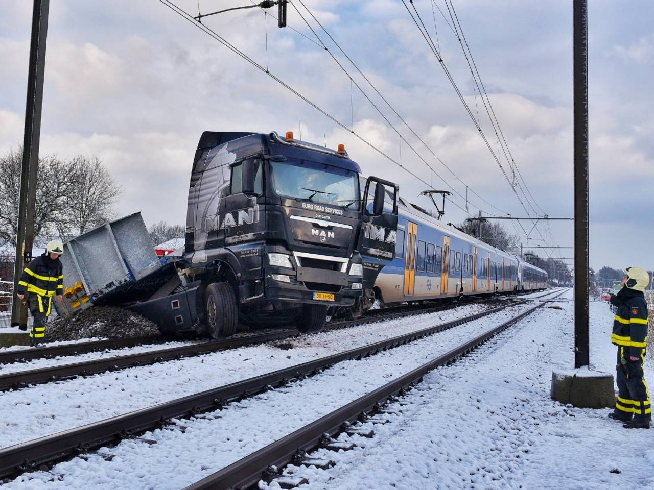 Enorme ravage na botsing tussen trein en vrachtwagen in Berkel-Enschot. (foto: Toby de Kort)