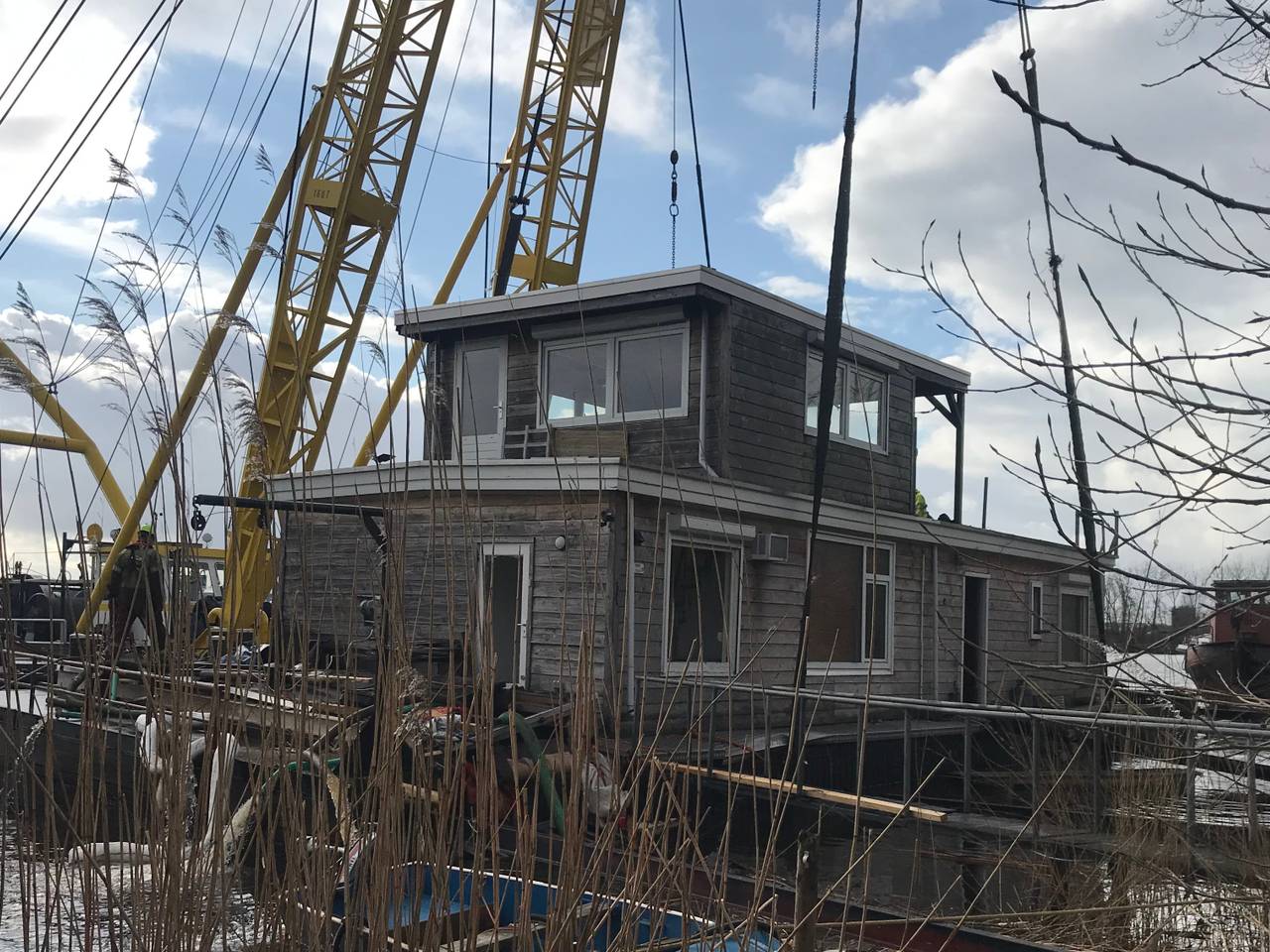 Woonboot die bijna kapseisde tijdens storm Dennis, is weer rechtgezet