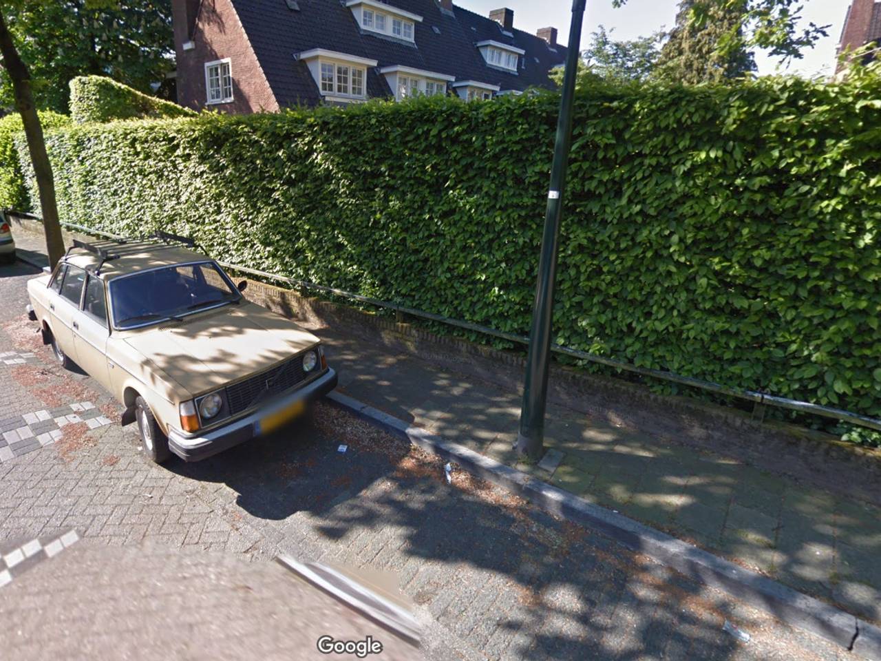 Zelfde auto, andere straat (Foto: Google).