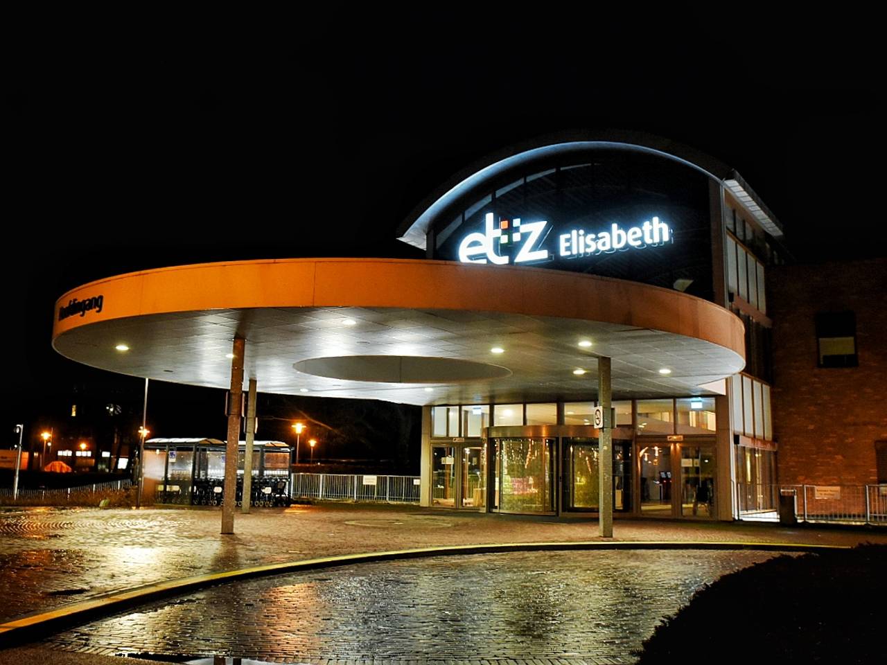 De ingang van het Elizabeth Tweesteden ziekenhuis. Foto Toby de Kort