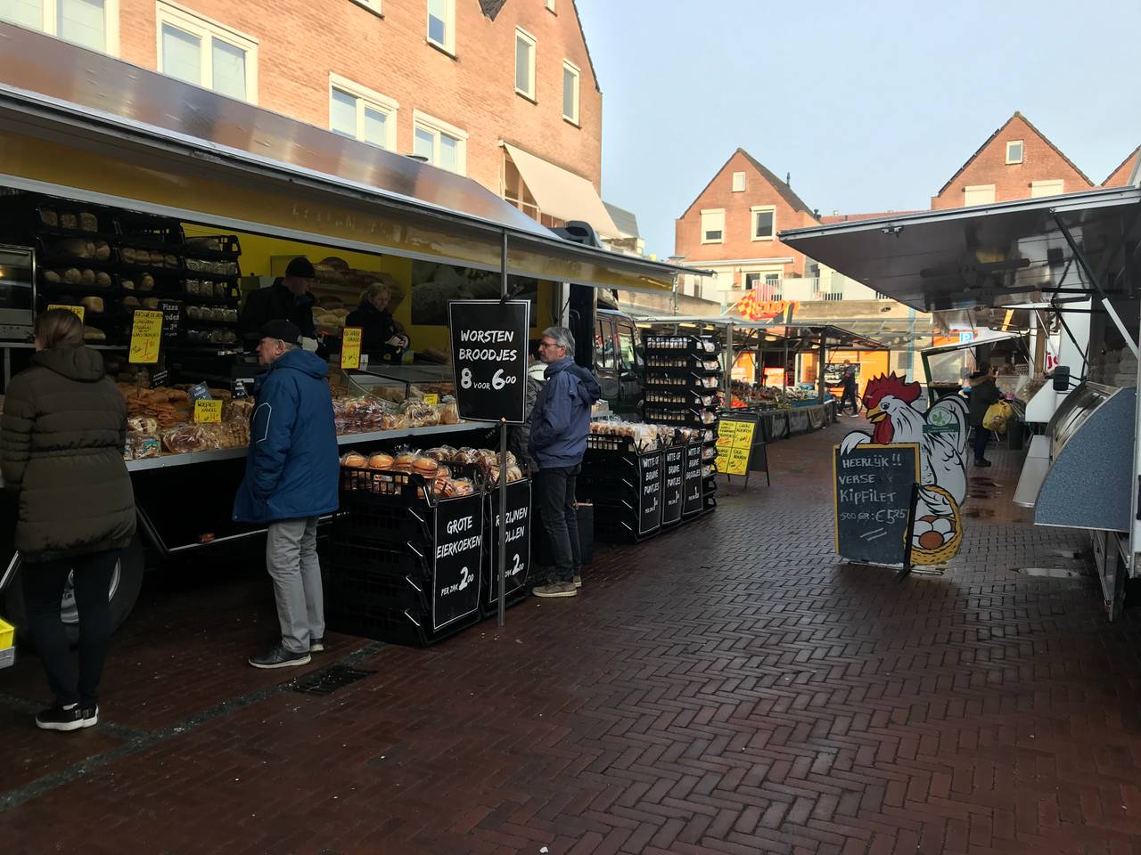 De markt in Loon op Zand gaat vrijdagmorgen gewoon door. (Foto: Ilse Schoenmakers)