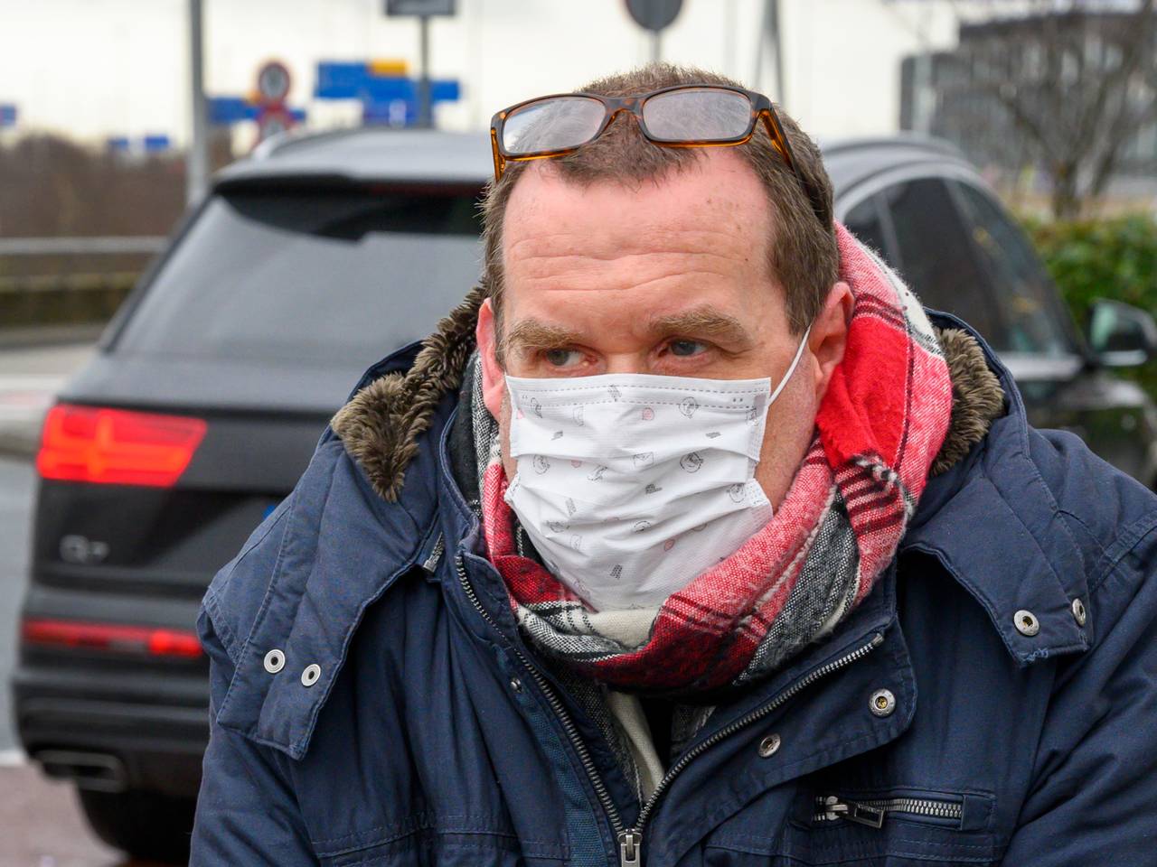 Een reiziger uit Peking draagt een mondkapje in verband met het coronavirus (foto: ANP 2020/Evert Elzinga)