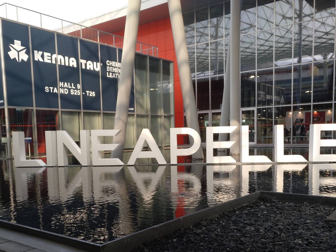 De leerbeurs in Milan (Foto: Twitter).