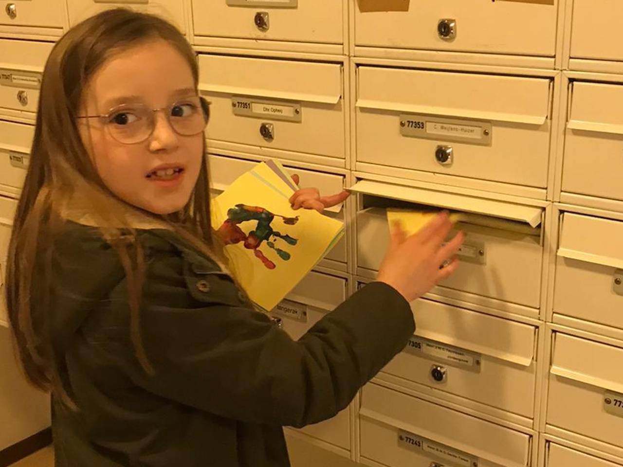 Sanne deed alle 150 kaarten in de brievenbussen.