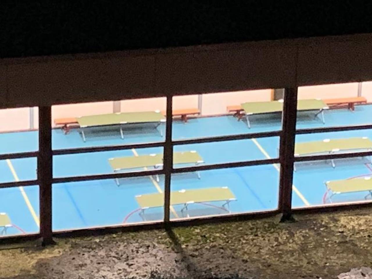De veldbedden staan opgesteld in de gymzaal (foto: Toine Nijenhuis).