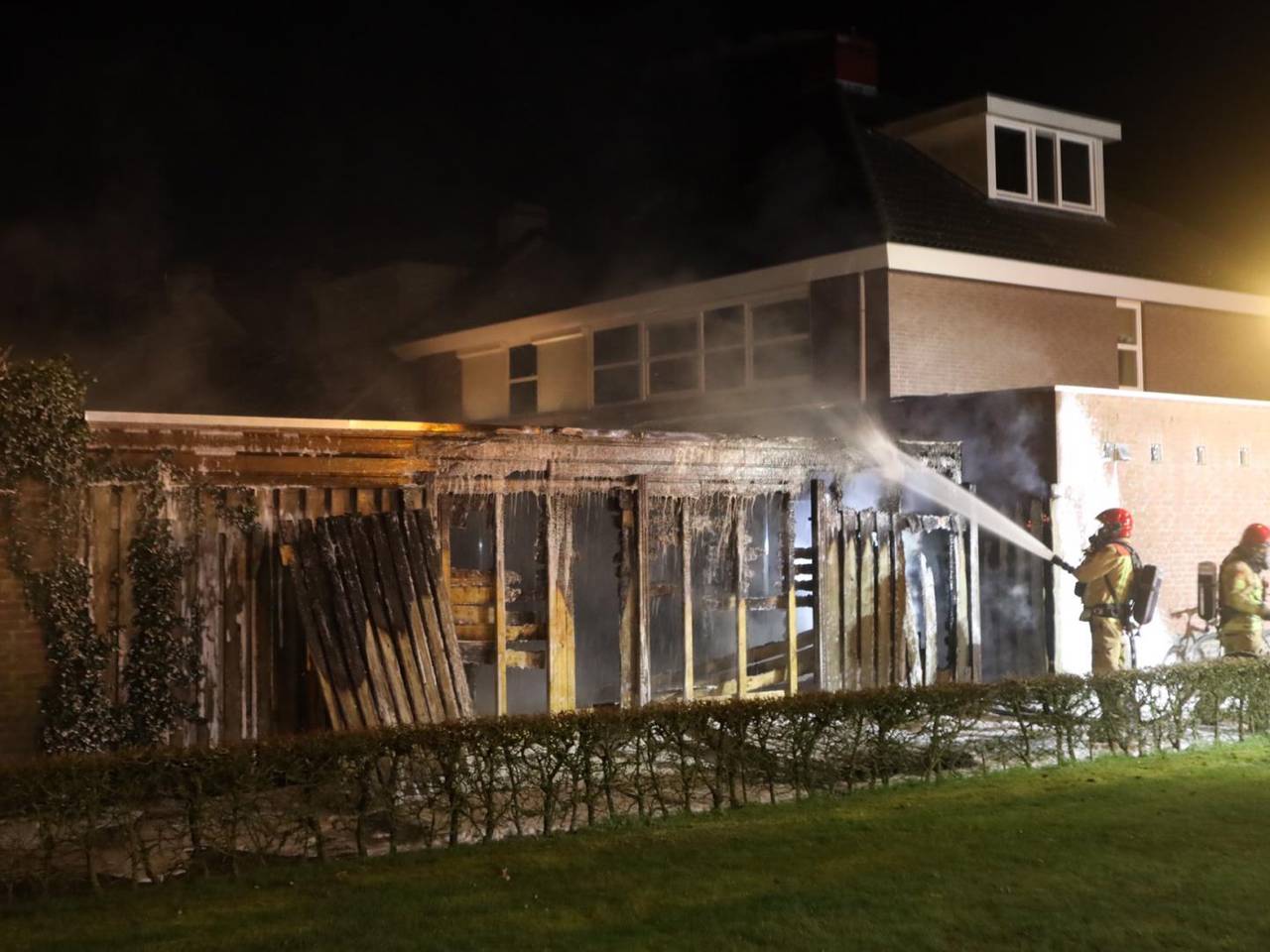 De brandweer bluste het vuur aan de Imkerhei in Best (foto: Sander van Gils/SQ Vision)