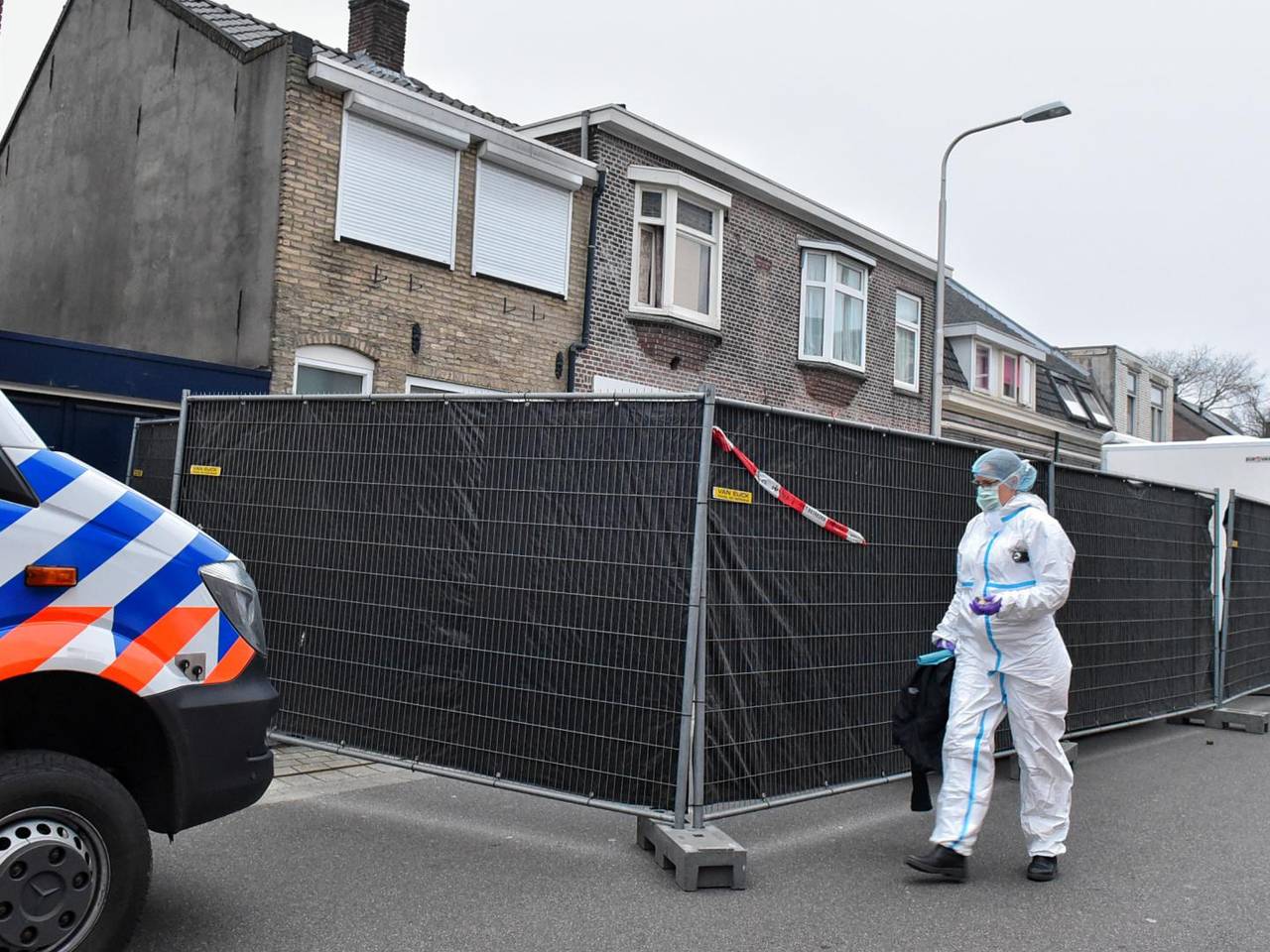 Onderzoek bij het huis waar de dode is gevonden (foto: Toby de Kort/SQ Vision).