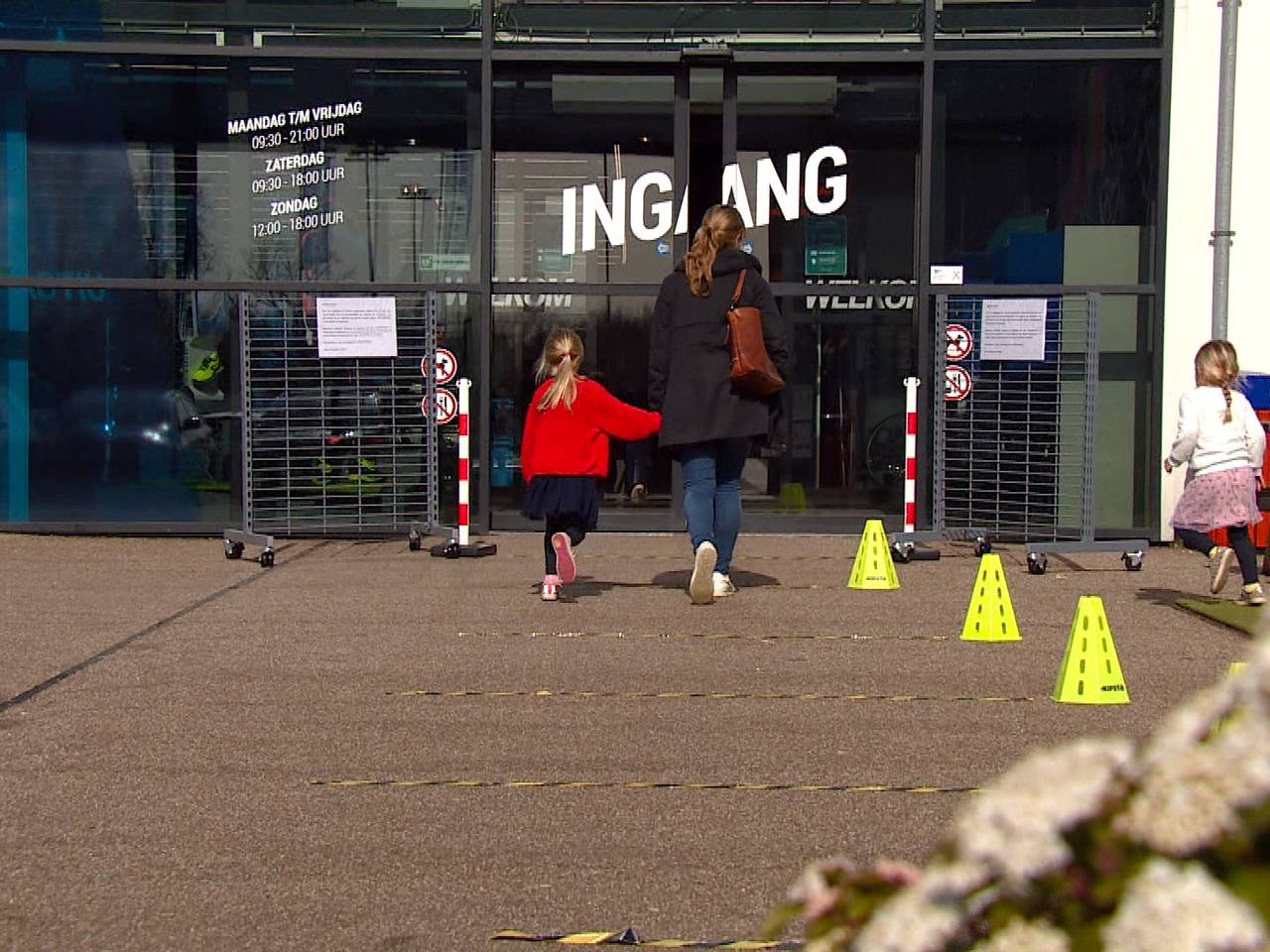 Klanten die wachten voor de winkel moeten afstand van elkaar houden (foto: Jos Verkuijlen).
