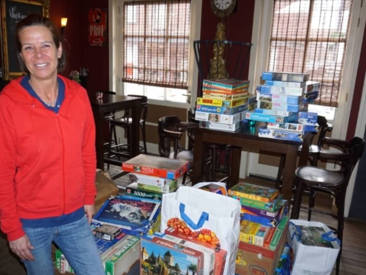 Jessica de Jong zamelt puzzels in voor ouderen.