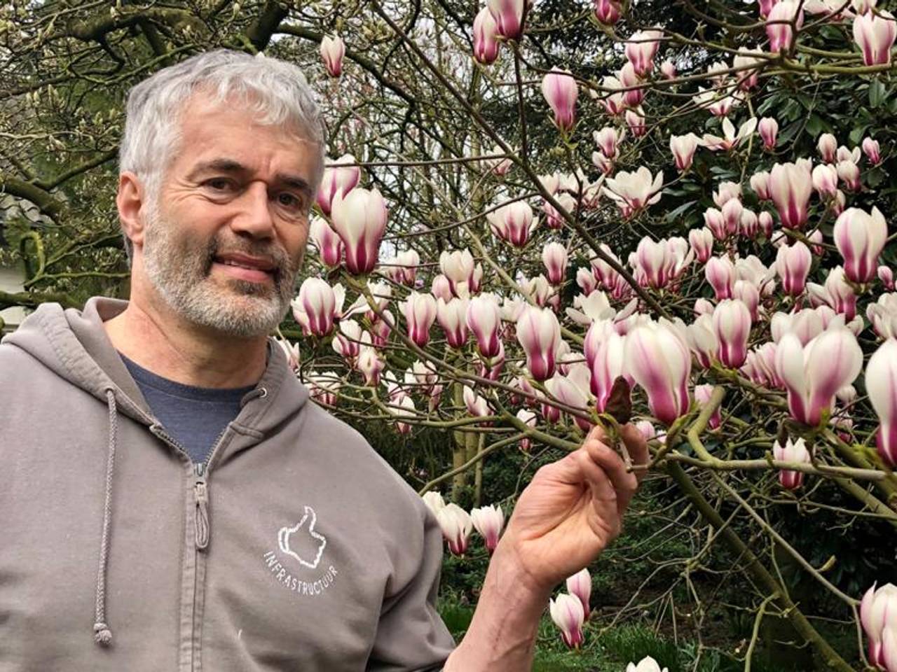 Peter Blommerde bij een magnolia. (Foto: Erik Peeters)