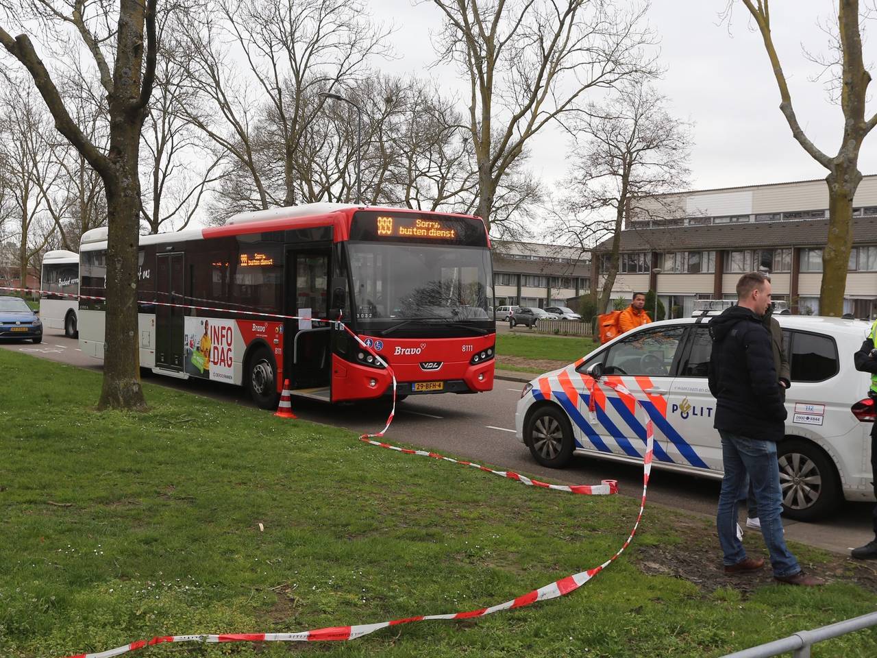 De man stapte gewond de bus binnen. (Foto: Bart Meesters / Meesters Multi Media)