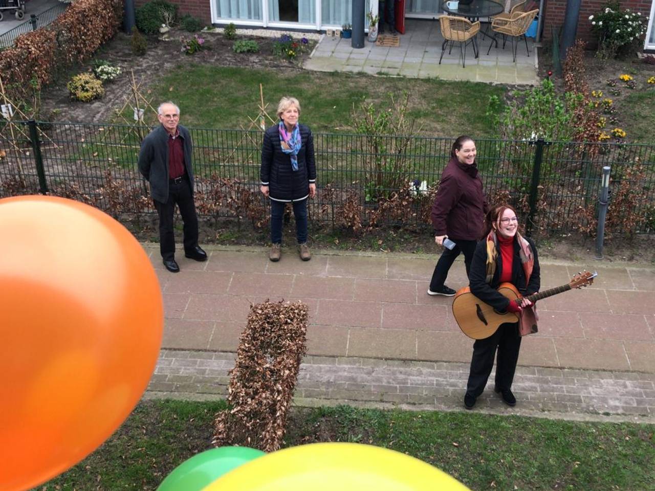 Nina van 16 jaar bezorgt de 100-jarige Diny een onvergetelijke verjaardag. (Foto: Omroep Brabant)