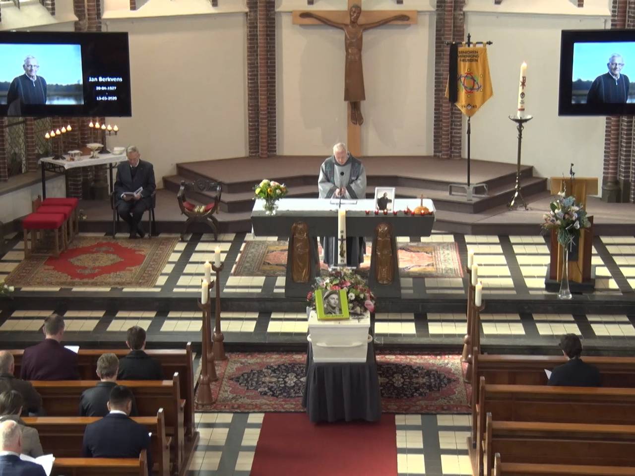 Uitvaart van Jan Berkvens door corona op lokale tv