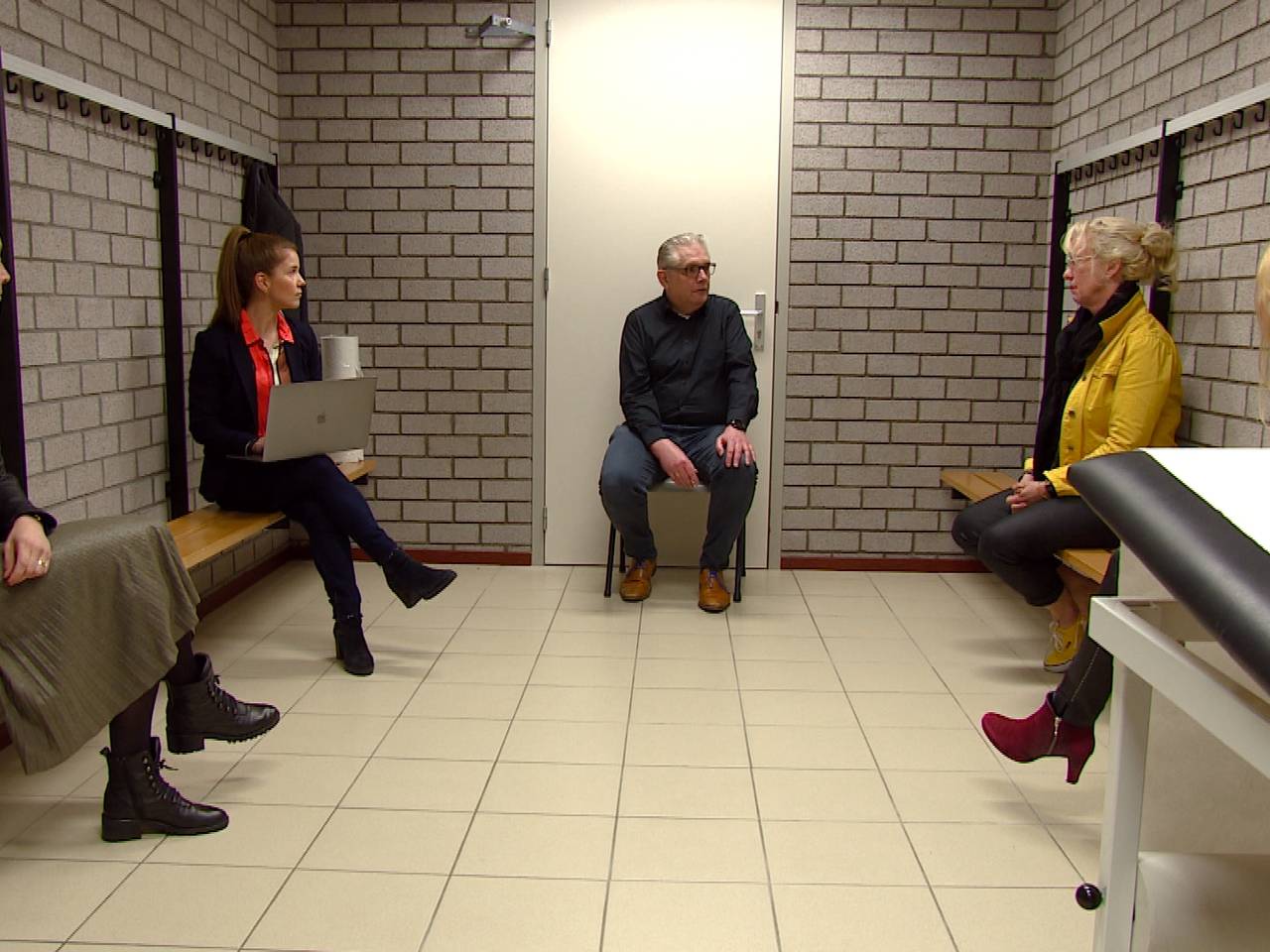 Huisartsen voeren overleg in de isolatiepost Best