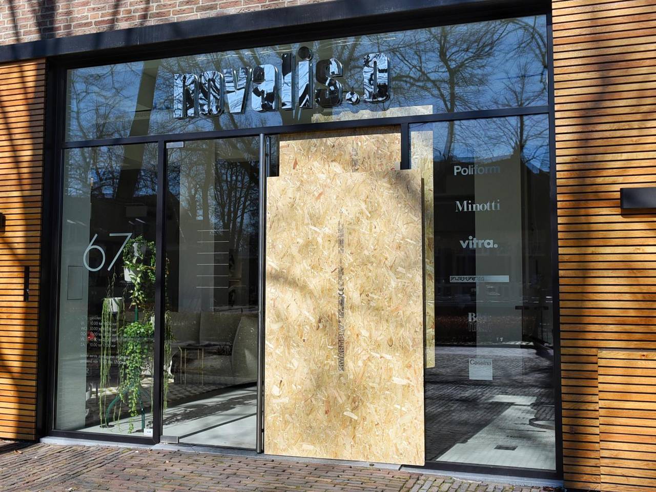 De pui van de winkel in Oisterwijk is geramd (foto: Toby de Kort).