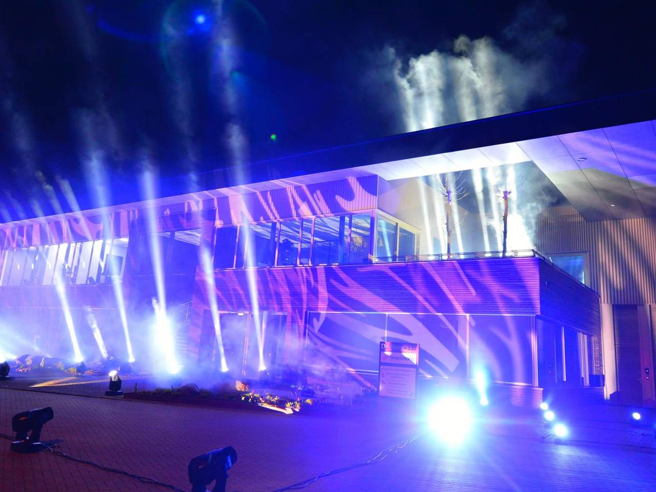 Bij De Run in Veldhoven werd een lichtshow opgevoerd om iedereen een hart onder de riem te steken (foto: Rico Vogels / SQ Vision Mediaprodukties.)