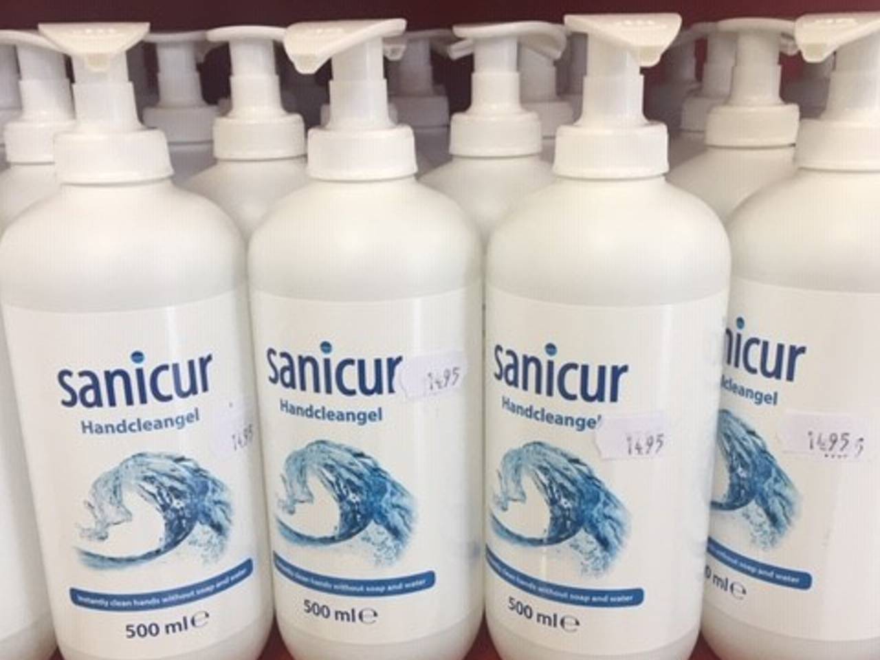 De flesjes Sanicur handcleangel voor 14,95 euro bij Etos Schijndel (foto: Henk).