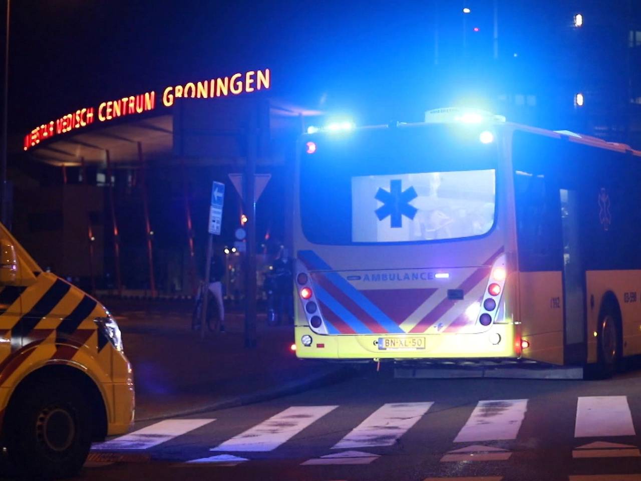 Ambulancebussen met Brabantse coronapatiënten in Groningen.