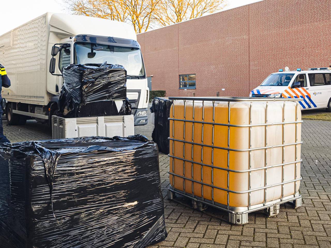 Ketaminelab opgerold in loods Tilburg, vrachtwagen in beslag genomen
