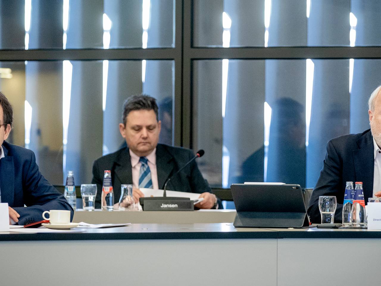 Diederik Gommers (l) en Jaap van Dissel (r) praten de Tweede Kamer bij (foto: ANP).