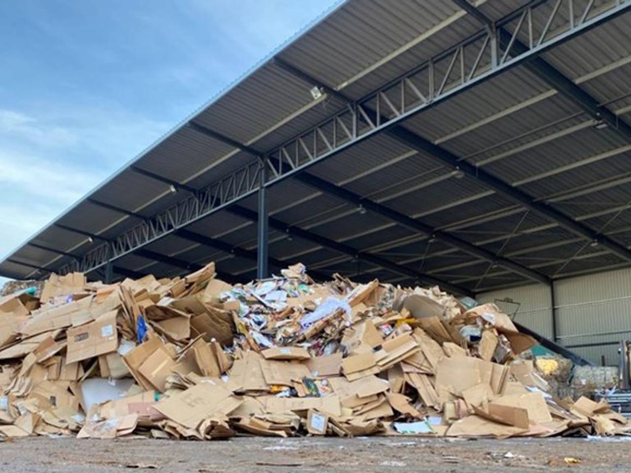 Door een kelderende papierprijs en corona stopt het inzamelen van oud papier in Oosterhout (foto: Omroep Brabant).