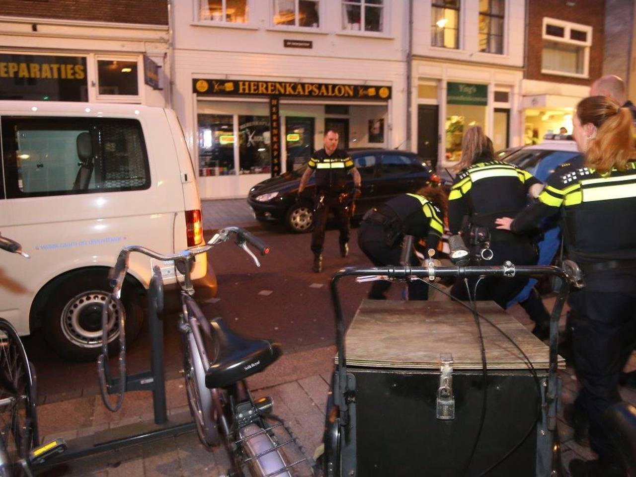 De man moet de cel in vanwege het spugen naar een agent en omstanders. (Foto: SQ Vision/Bart Meesters)
