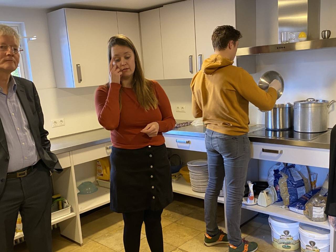 Burgemeester Weterings in de keuken bij ONS Soepje (foto: Jan Peels).