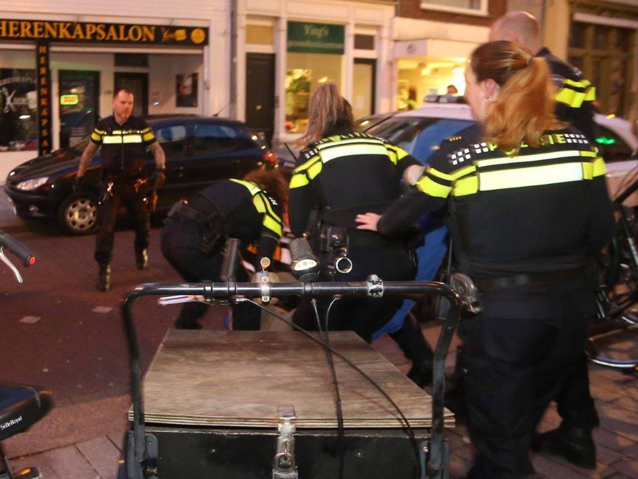 De politie heeft de handen vol aan 'coronahoesters', zoals in Den Bosch (foto: SQ Vision/Bart Meesters).