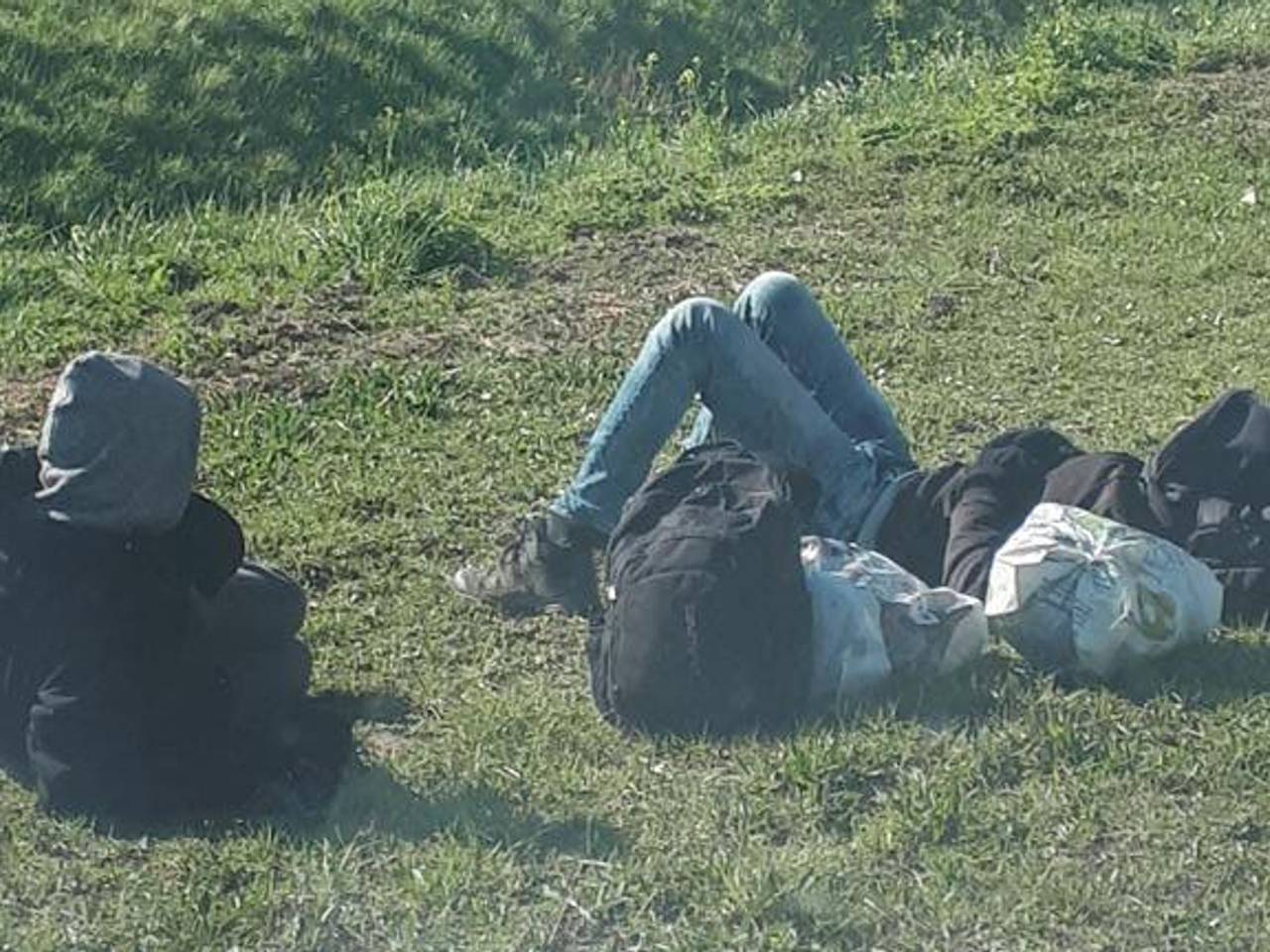 De inklimmers wachten in de zon totdat de vreemdelingenpolitie er is (foto: wijkagent Stefan Visser).