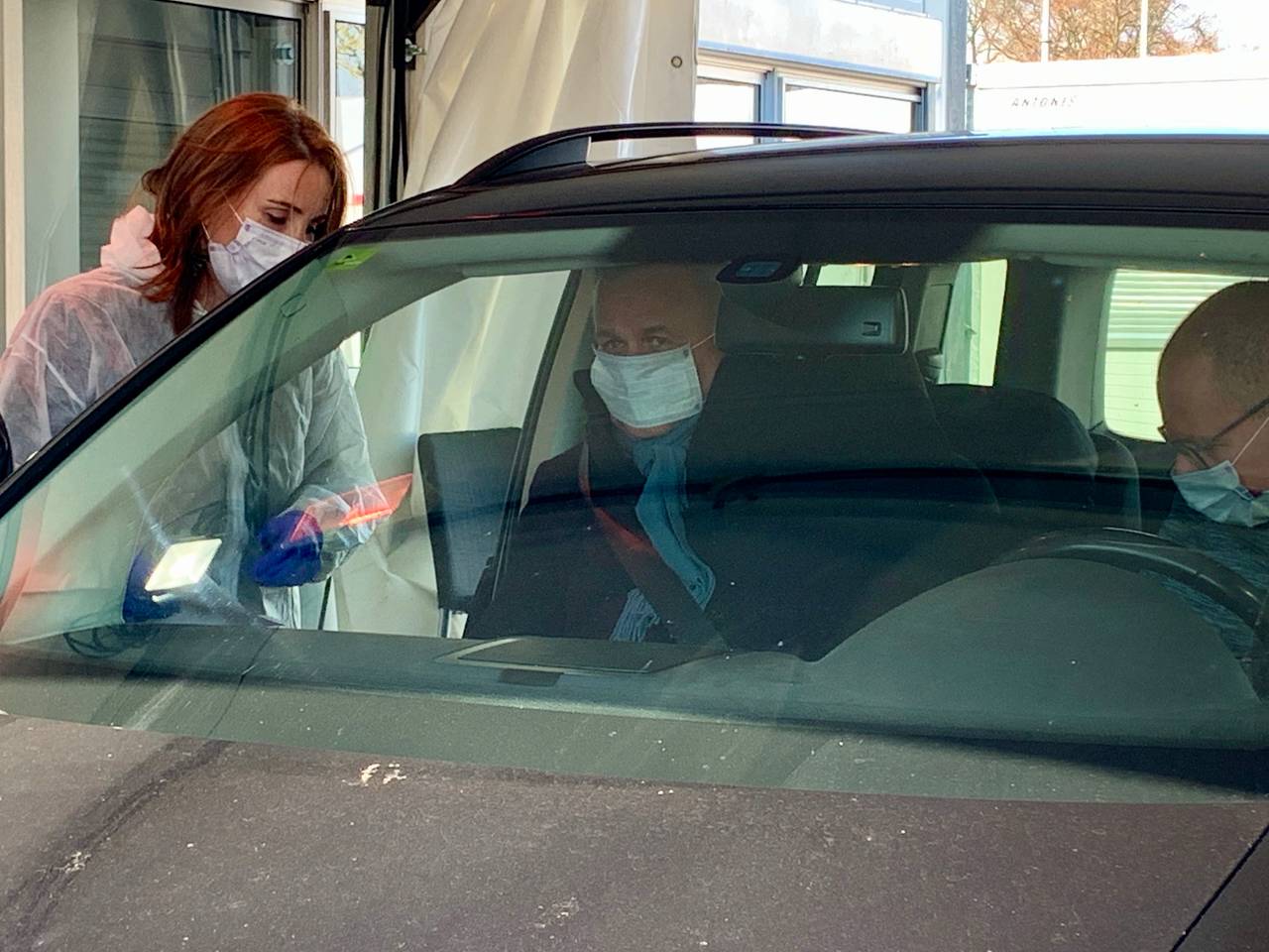 Donderdag reed burgemeester Stappershoef als voorbeeldpatiënt door de huisartsenstraat (foto: Eva de Schipper).