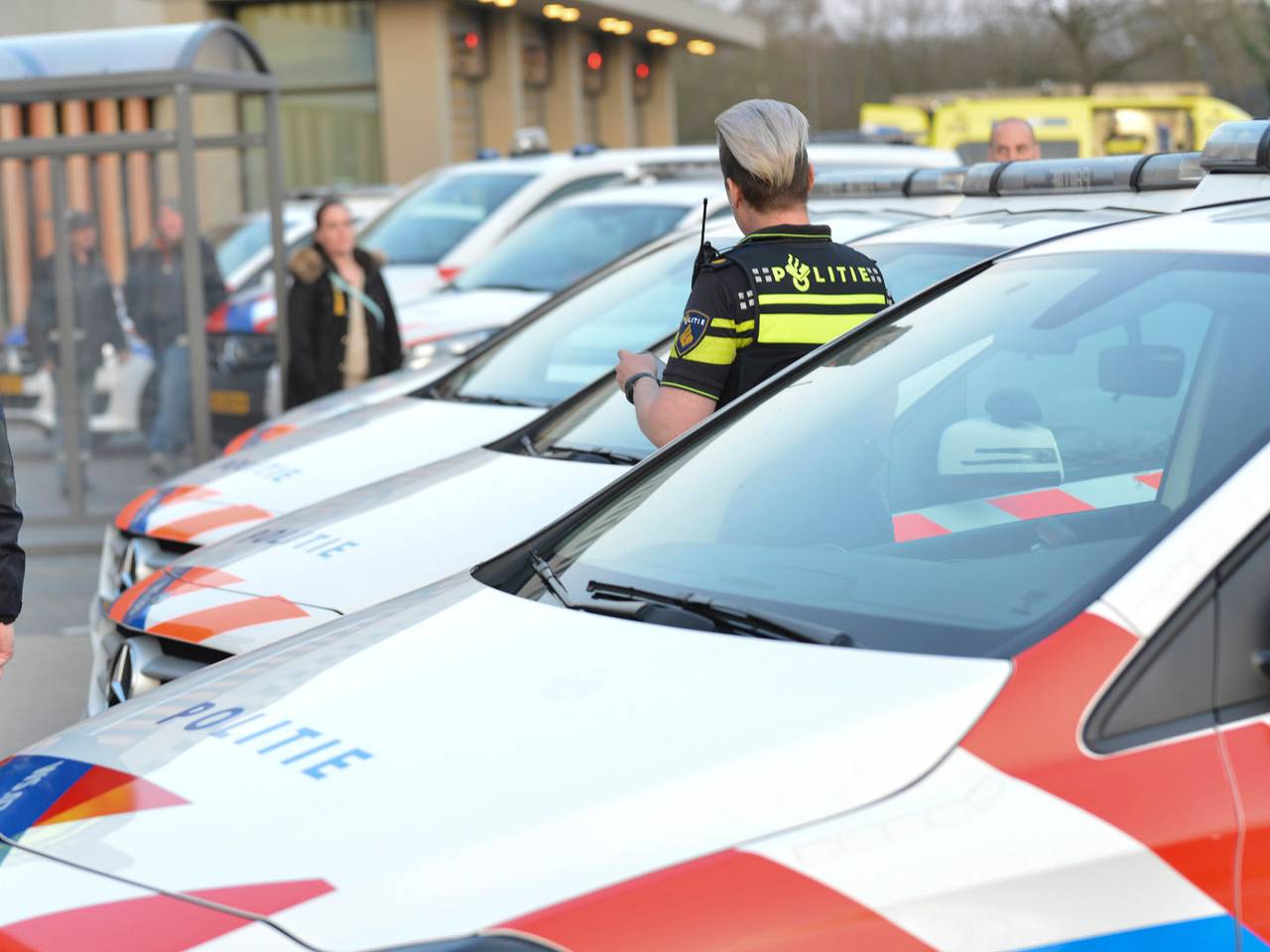 Agenten geven eerbetoon aan personeel van het Amphia Ziekenhuis