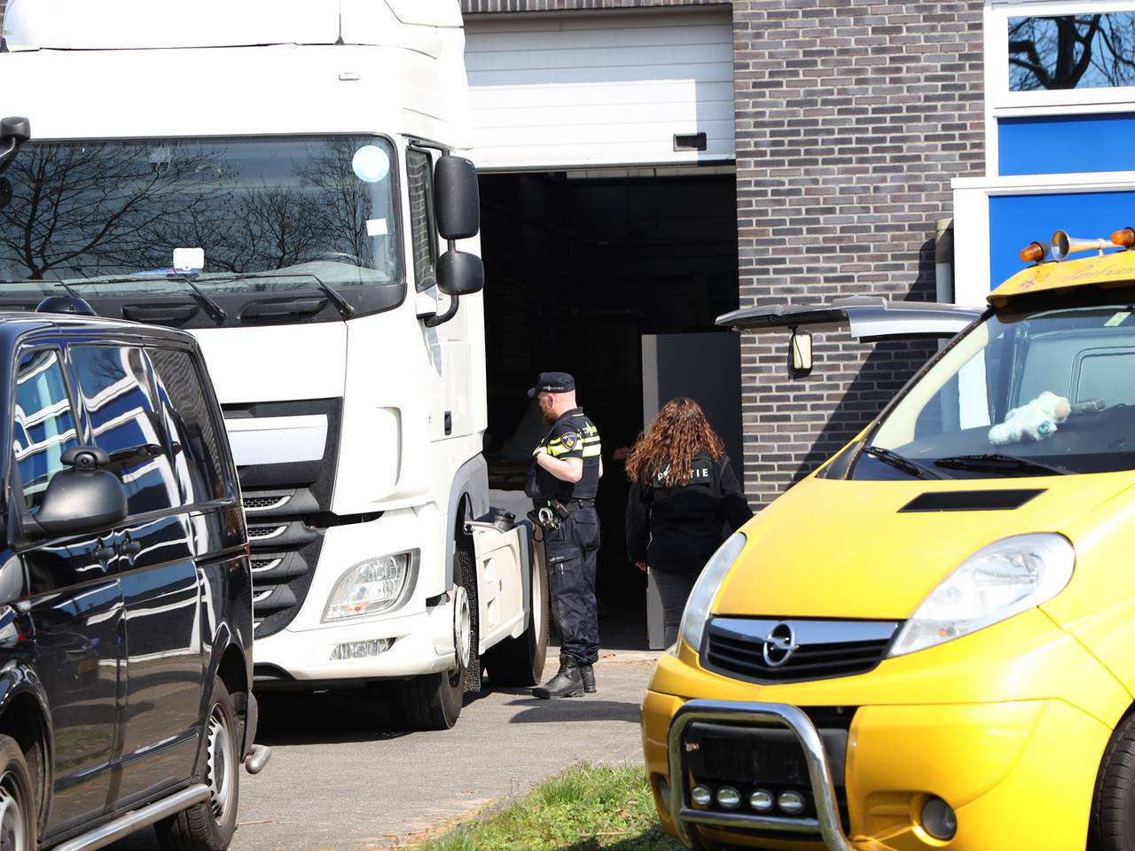 De politie viel onder andere binnen in een loods in Uden. (Foto: SQ Vision)