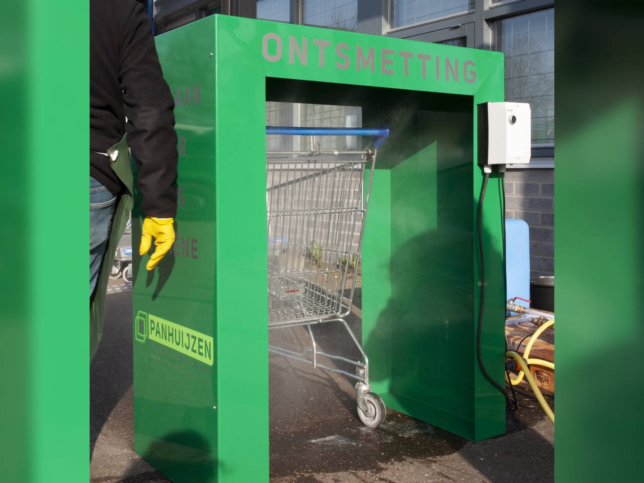 Een ontsmettingsmachine voor winkelwagentjes. (Foto: Mike Panhuijzen)