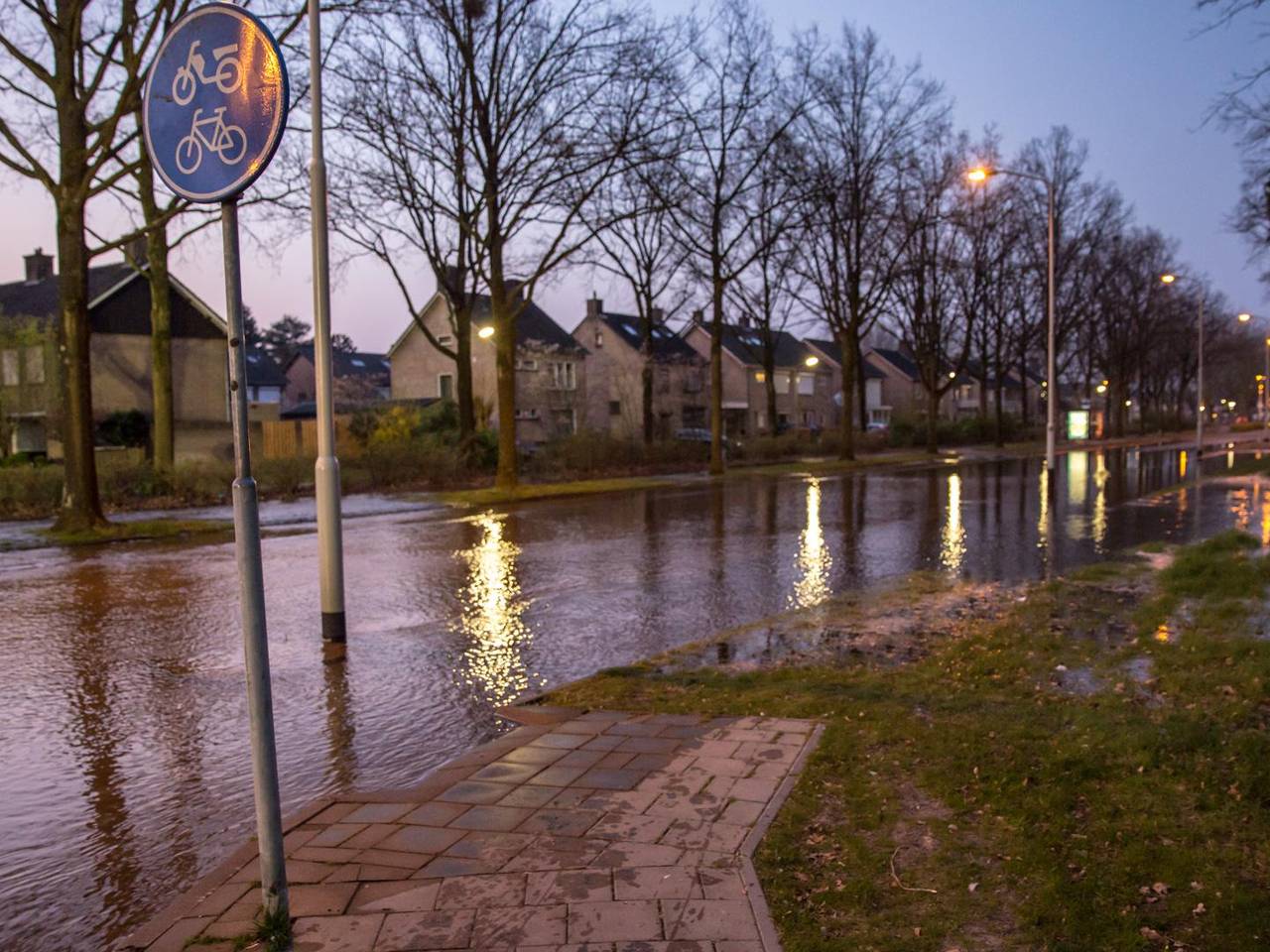 Een breuk in de waterleiding veroorzaakte overlast in de Strausslaan in Roosendaal (foto: Christian Traets/SQ Vision).