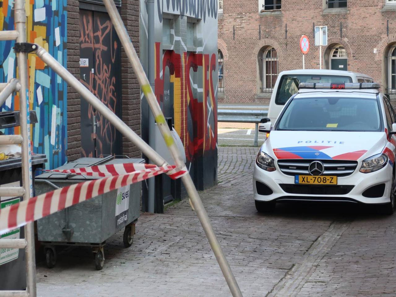 De verdachte werd buiten de Bredase supermarkt gearresteerd (foto: Perry Roovers/SQ Vision).