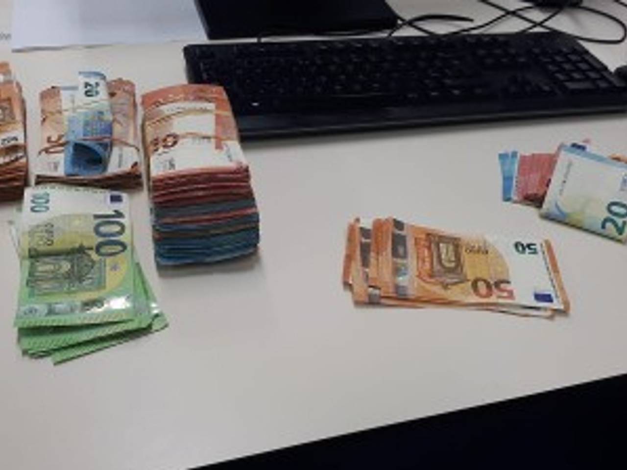 Bij de inval werd veel contant geld ingenomen (foto: politie).